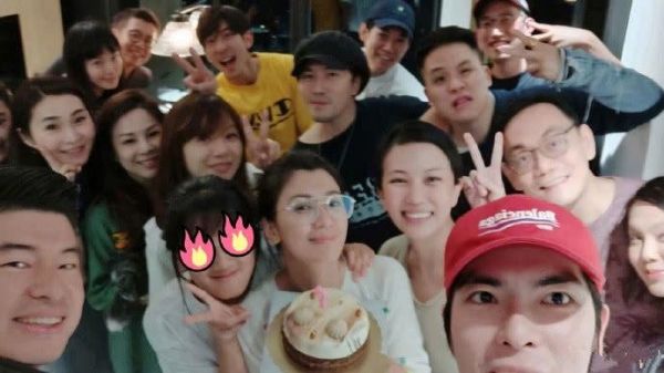 賈靜雯44歲，蕭敬騰唱生日歌，老公禮物神秘，大女兒手寫(xiě)信暖心