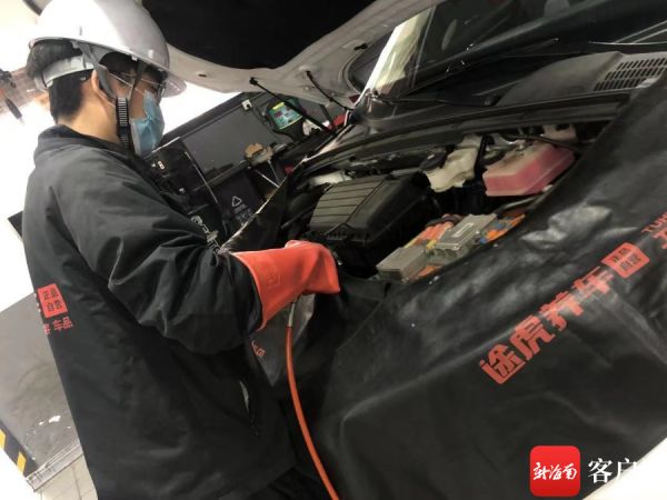 部分汽修店转型新能源汽修。记者 党朝峰 摄