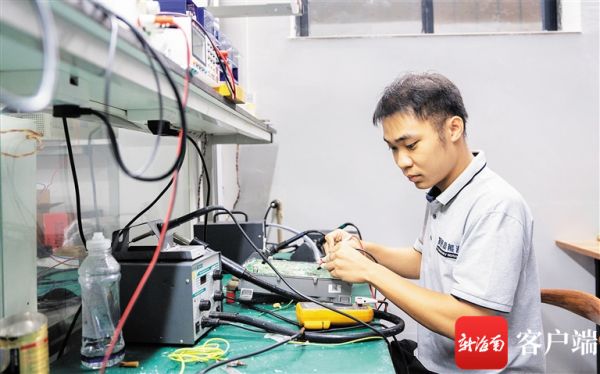 海南福诺教育的学员在学习新能源汽修知识。记者 李昊 摄