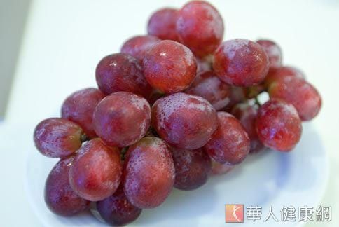 葡萄中的有機酸與微量元素，可以排除多餘脂肪與水分。（本站資料照片）