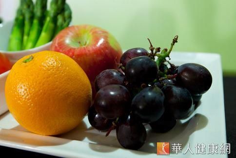蔬果中含有豐富的纖維素，且在腸道中停留時間短於其他食品，可干擾營養(yǎng)物質的過份吸收，減少脂肪堆集。