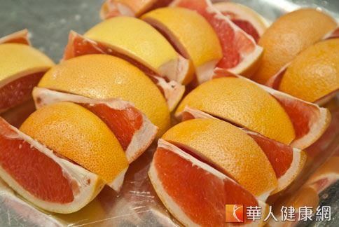 葡萄柚富含多種維生素與礦物質，有益於減重者食用。（本站資料照片）