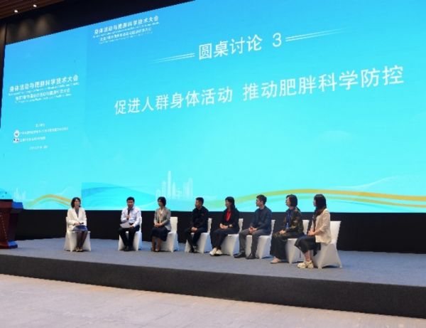 一群人站在臺(tái)上AI 生成的內(nèi)容可能不正確。