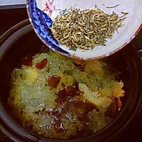 美白褪黑药膳—银耳美白润颜茶的做法图解3