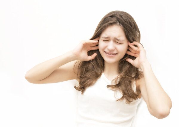 八歲女孩耳朵里面疼怎么回事