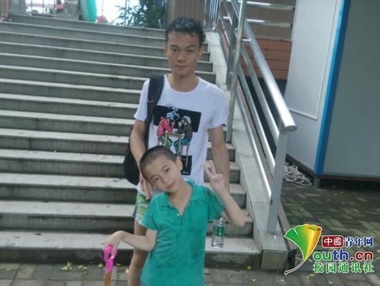 陳新與兒子的合影。本文圖片均為受訪者供圖