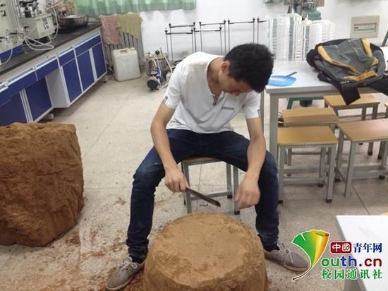 陳新在實驗室做實驗。