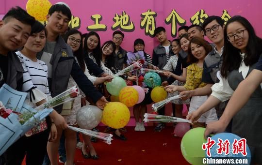 资料图：图为参加联谊活动的男女青年们合影留念。　刘潇 摄
