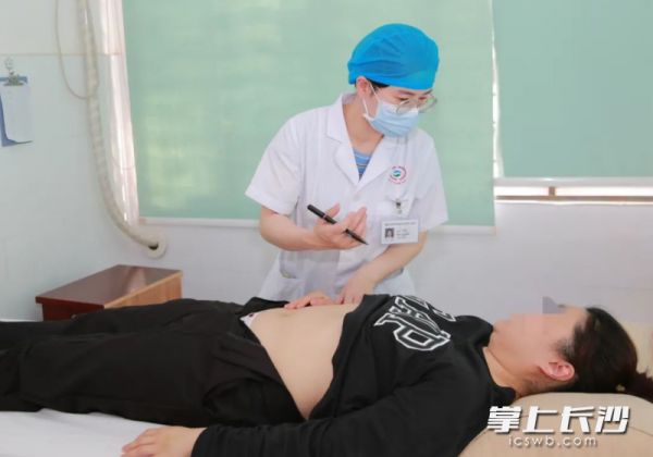 医生正在与需要埋线减肥的患者进行沟通。通讯员 供图