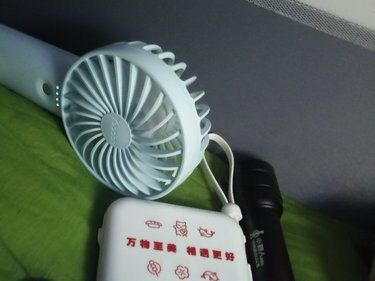 小巧充電器帶上路