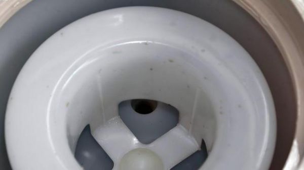 如何解決飲水機雜質(zhì)問題（凈水保?。?> </p> <p><strong>了解飲水機雜質(zhì)問題的成因及危害</strong></p> <p>1.飲水機雜質(zhì)的成因</p> <p>2.飲水機雜質(zhì)對健康的危害</p> <p><strong>定期清潔飲水機以保證水質(zhì)安全</strong></p> <p>1.清潔飲水機的重要性</p> <p>2.如何正確清潔飲水機</p> <p>3.清潔飲水機常見問題及解決方法</p> <p><strong>更換濾芯以提升過濾效果</strong></p> <p>1.濾芯的作用及其壽命</p> <p>2.如何正確選擇并更換濾芯</p> <p>3.濾芯的常見問題及解決方法</p> <p><strong>采用預(yù)處理設(shè)備阻止雜質(zhì)進入飲水機</strong></p> <p>1.預(yù)處理設(shè)備的作用和種類</p> <p>2.如何選擇合適的預(yù)處理設(shè)備</p> <p>3.預(yù)處理設(shè)備的使用注意事項</p> <p><strong>飲用純凈水的重要性及采取相應(yīng)措施</strong></p> <p>1.純凈水對健康的好處</p> <p>2.如何確保飲用純凈水</p> <p>3.預(yù)防飲用水二次污染的方法</p> <p><strong>合理維護飲水機延長使用壽命</strong></p> <p>1.飲水機維護的必要性</p> <p>2.維護飲水機常見問題及解決方法</p> <p>3.飲水機常規(guī)維護步驟</p> <p><strong>建立健康飲水習(xí)慣預(yù)防雜質(zhì)問題</strong></p> <p>1.養(yǎng)成良好的飲水習(xí)慣的重要性</p> <p>2.飲水習(xí)慣對健康的影響</p> <p>3.如何培養(yǎng)健康飲水習(xí)慣</p> <p><strong>購買可靠品牌飲水機降低雜質(zhì)風(fēng)險</strong></p> <p>1.選擇可靠品牌的重要性</p> <p>2.如何正確選擇適合自己的飲水機品牌</p> <p>3.常見飲水機品牌推薦及特點介紹</p> <p><strong>加強監(jiān)督檢查確保飲水機水質(zhì)安全</strong></p> <p>1.監(jiān)督檢查的重要性</p> <p>2.飲水機水質(zhì)監(jiān)測的方法和頻率</p> <p>3.監(jiān)督檢查中的常見問題及解決方法</p> <p><strong>倡導(dǎo)環(huán)保節(jié)約減少雜質(zhì)污染</strong></p> <p>1.環(huán)保意識在飲水機使用中的作用</p> <p>2.如何減少雜質(zhì)污染并實現(xiàn)節(jié)約環(huán)保</p> <p>3.雜質(zhì)污染處理的相關(guān)政策及建議</p> <p>結(jié)尾通過定期清潔飲水機、更換濾芯、采用預(yù)處理設(shè)備、飲用純凈水、合理維護飲水機、建立健康飲水習(xí)慣、購買可靠品牌飲水機以及加強監(jiān)督檢查等方法，我們可以解決飲水機內(nèi)部雜質(zhì)問題，確保飲用水的安全與健康。在日常生活中，我們應(yīng)該始終關(guān)注飲水機的使用情況，遵循科學(xué)的凈水保健方法，為我們的身體健康筑起一道堅實的防線。</p> <h2>解決飲水機雜質(zhì)問題的有效方法</h2> <p>飲水機在日常生活中扮演著重要角色，為我們提供便利的飲水服務(wù)。然而，有時候我們可能會發(fā)現(xiàn)飲水機內(nèi)部出現(xiàn)一些雜質(zhì)，如顆粒物、異味等問題。本文將針對這一問題，介紹一些有效的解決方法，以確保我們能夠安全健康地享用飲水機提供的水源。</p> <p>1.清洗飲水機的重要性及頻率</p> <p>清洗飲水機是解決雜質(zhì)問題的第一步，了解清洗頻率的重要性。</p> <p>2.拆卸飲水機進行深層清潔</p> <p>在清洗過程中，必要時拆卸飲水機部件以達到深層清潔的效果。</p> <p>3.使用專業(yè)酸性或堿性清洗劑</p> <p>選擇合適的清洗劑，能更好地去除飲水機內(nèi)部的雜質(zhì)。</p> <p>4.替換損壞或老化的濾芯</p> <p>定期檢查濾芯的狀態(tài)，及時更換損壞或老化的濾芯。</p> <p>5.定期更換雜質(zhì)吸附層</p> <p>飲水機中的雜質(zhì)吸附層也需要定期更換，避免濾芯飽和導(dǎo)致雜質(zhì)溢出。</p> <p>6.保持飲水機周圍環(huán)境的清潔</p> <p>飲水機周圍環(huán)境的清潔對于防止雜質(zhì)進入飲水機起到重要作用。</p> <p>7.注意飲水機出水口的衛(wèi)生</p> <p>飲水機出水口是直接接觸水源的部分，保持其衛(wèi)生干凈非常重要。</p> <p>8.飲水機定期檢修與維護</p> <p>定期檢修與維護能夠幫助我們及時發(fā)現(xiàn)飲水機內(nèi)部問題并及時解決。</p> <p>9.飲用開瓶水或裝瓶水</p> <p>如果飲水機長期存在雜質(zhì)問題，可以暫時選擇飲用開瓶水或裝瓶水。</p> <p>10.安裝預(yù)處理系統(tǒng)以提前過濾雜質(zhì)</p> <p>安裝預(yù)處理系統(tǒng)，如前置過濾器等，能夠提前過濾掉飲水機中的大部分雜質(zhì)。</p> <p>11.注重飲水機使用說明</p> <p>仔細閱讀飲水機的使用說明，按照說明正確使用和維護飲水機。</p> <p>12.飲用機使用過程中的小貼士</p> <p>在日常使用中，一些小貼士能夠幫助我們減少雜質(zhì)問題的發(fā)生。</p> <p>13.了解飲水機故障類型及解決方法</p> <p>了解飲水機可能出現(xiàn)的故障類型，及時采取相應(yīng)的解決方法。</p> <p>14.對比不同品牌的飲水機質(zhì)量</p> <p>在購買飲水機時，對比不同品牌的質(zhì)量，選擇質(zhì)量可靠的產(chǎn)品。</p> <p>15.養(yǎng)成定期檢測飲水質(zhì)量的習(xí)慣</p> <p>定期檢測飲水質(zhì)量，了解飲水機提供的水源是否符合衛(wèi)生標準。</p> <p>保持飲水機的清潔和定期維護是解決飲水機內(nèi)部雜質(zhì)問題的關(guān)鍵。同時，注意選購優(yōu)質(zhì)品牌、正確使用和定期檢測飲水質(zhì)量也是確保我們飲用安全健康水源的重要步驟。通過這些措施，我們可以有效地解決飲水機內(nèi)部雜質(zhì)問題，保證我們的健康飲水。</p> <p>版權(quán)聲明：本文內(nèi)容由互聯(lián)網(wǎng)用戶自發(fā)貢獻，該文觀點僅代表作者本人。本站僅提供信息存儲空間服務(wù)，不擁有所有權(quán)，不承擔(dān)相關(guān)法律責(zé)任。如發(fā)現(xiàn)本站有涉嫌抄襲侵權(quán)/違法違規(guī)的內(nèi)容， 請發(fā)送郵件至 3561739510@qq.com 舉報，一經(jīng)查實，本站將立刻刪除。</p><p style=