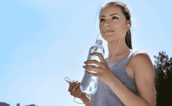 如何飲水有助于減肥？怎么喝水能起到減肥的作用？(1)