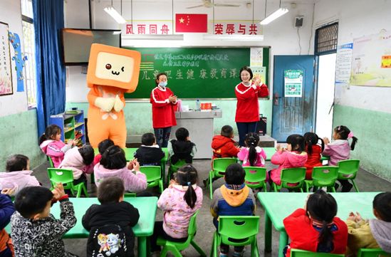 安利志愿者為偏遠(yuǎn)地區(qū)小朋友帶去健康小課堂。安利供圖