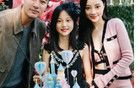 端午節(jié)賈乃亮與女兒合照， 甜馨手拿粽子，心情愉悅！