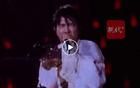 周深南京演唱會淋雨表演，雨大到睜不開眼