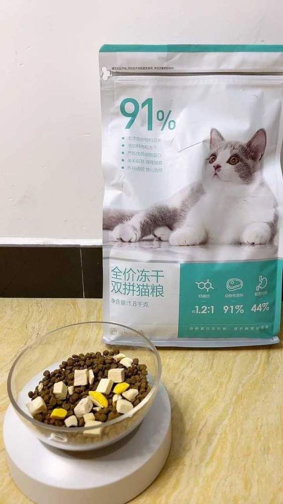 貓糧搭配熟雞肉，營養(yǎng)均衡更健康。