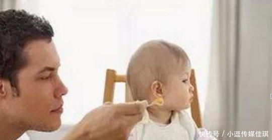 嬰兒吃輔食這一時期, 出現(xiàn)這些行為, 就代表著寶寶過度喂養(yǎng)