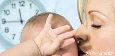 嬰兒吃輔食這一時期, 出現(xiàn)這些行為, 就代表著寶寶過度喂養(yǎng)