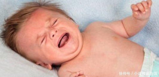 嬰兒吃輔食這一時期, 出現(xiàn)這些行為, 就代表著寶寶過度喂養(yǎng)