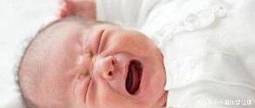 嬰兒吃輔食這一時期, 出現(xiàn)這些行為, 就代表著寶寶過度喂養(yǎng)