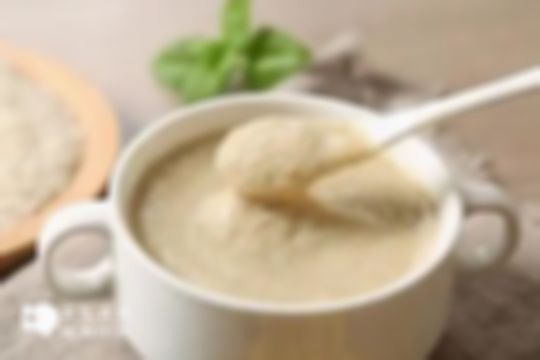 為寶寶添加輔食分四大階段，掌握方法促進寶寶健康成長