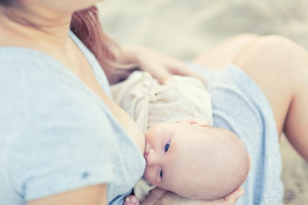 母乳喂養(yǎng)-900600 (1).jpg