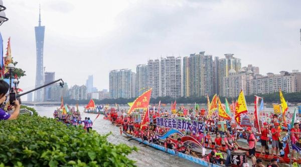 广州国际龙舟邀请赛引来10万市民现场见证赛龙夺锦