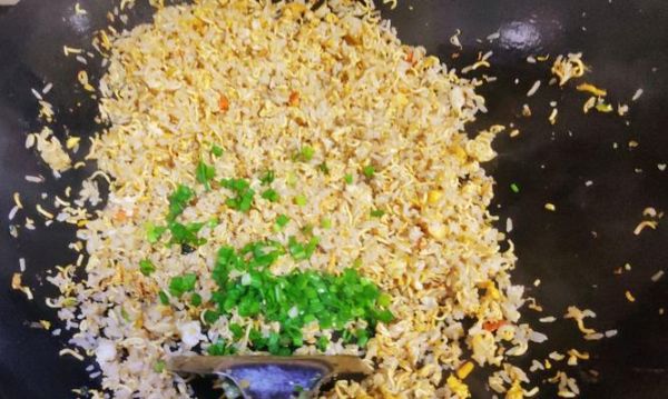 清爽健康，以蔬食蛋炒飯為主菜（蔬菜與谷物的完美結(jié)合）