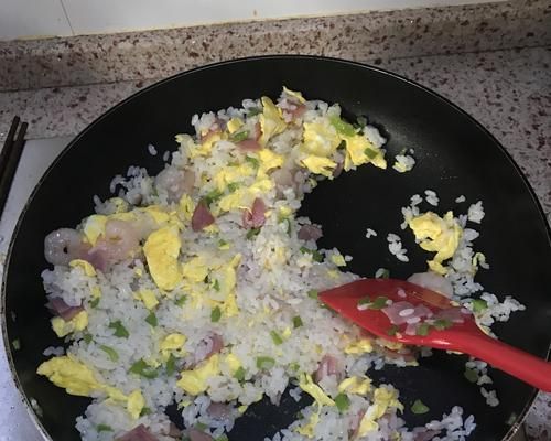 蝦仁叉燒菜心蛋炒飯的做法（美味可口的中式快餐菜譜）