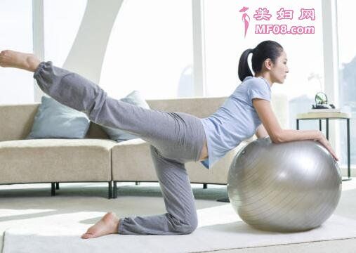 瑜伽球瘦肚子 6個(gè)動(dòng)作幫你減掉小肚子