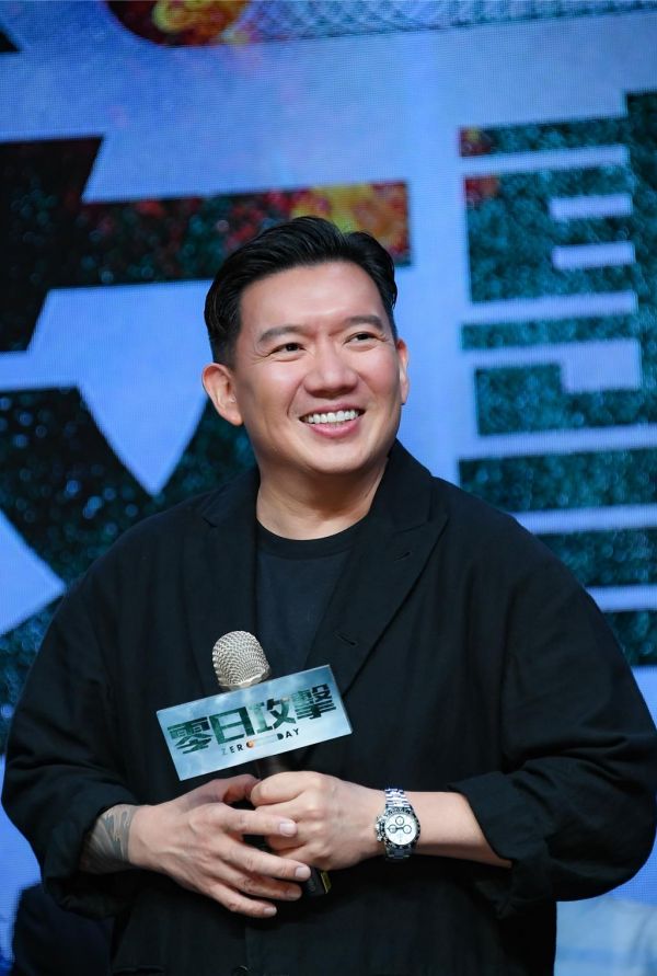 杜汶澤首度演出臺(tái)劇，劇中化身知名網(wǎng)紅「強(qiáng)哥」。（零日文創(chuàng)提供）