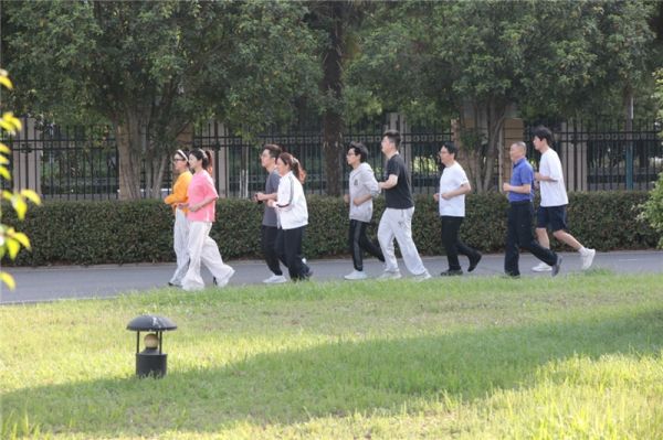 職工在公司大院晨跑