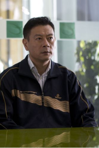 巫刚冷面以对