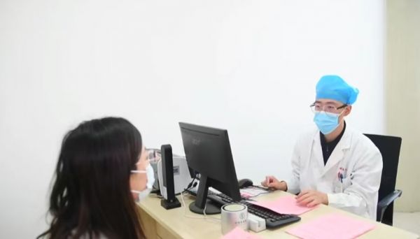 蚌醫(yī)大一附院體重管理門診醫(yī)生正在為患者診斷