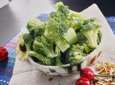 每100克西蘭花約含34卡路里，擁有大量的維生素C、維生素K和膳食纖維