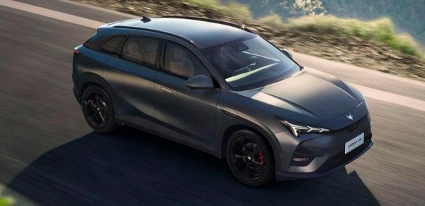 极狐阿尔法T5行驶4000公里的客观评价。作为一位北汽极狐阿尔法T5 520MAX版的用户，提车1个半月，目前行驶了4000公里，我心中的最优前三点如下： 1. 续航能力与充电便捷性 ： - 极狐阿尔法T5 520城区续航9-9.5折区间，高速续航0.7-0.8折区间，续航两个字扎实！而且充电非常方便，家充谷电就0.23元一度（四川太便宜啦），外面充的话用APP里面可以对接全国93%的电桩！外面充电非常方便！ 2. 健康座舱： - 极狐阿尔法T5在健康座舱方面做得非常出色，车内甲醛含量极低，常温下仅为0.006mg/m³，即使在50度高温下也仅为0.06mg/m³，远低于儿童房的限值标准。此外，车内还配备了CN95级空调滤芯和内置4颗紫外线杀菌灯，能够在30分钟内消灭99.99%的常见细菌，确保了车内空气的清洁和健康。欢迎买车的朋友去体验，车内真的没味道！没味道！没味道！媳妇对比了几个大牌车型和极狐，就说极狐没有味道！！有小朋友的家庭一定重点关注！！ 3. 安全性： - 极狐阿尔法T5采用了“极盾”守护体系，车身的关键受力部位使用了高强度钢和铝合金材料，提供了五星设计标准的安全保护。公路小坦克并非浪的虚名，当时看了极狐和特斯拉的对撞视频，极狐和比亚迪汉的对撞视频，直接下单了！ 这三点是我认为极狐阿尔法T5作为全优之选的重要原因，它们不仅体现了车辆的高性能和高品质，也满足了用户对于新能源车在续航、健康和安全方面的期待。 当然极狐有一些小毛病，比如 反馈的车机卡顿问题、没有应用商城，但是据说极狐团队也在积极处理，即将到来的OTA要解决这个问题！ 总体来说瑕不掩瑜，100分我打90分，剩下10分给小狐狸T5进步空间！-有驾