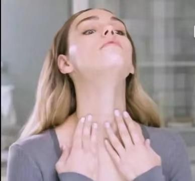 如何做脸部瑜伽?