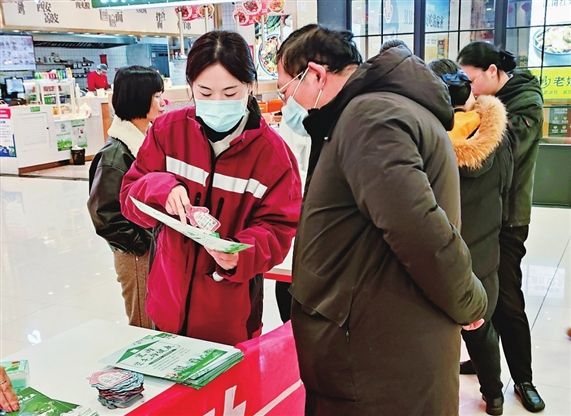 　　工作人员宣传室内污染防治知识。