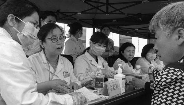 專家團隊現(xiàn)場解答市民的健康咨詢。沈陽市衛(wèi)生健康委供圖