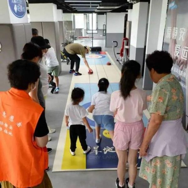 “親子運(yùn)動(dòng)會(huì)”“白領(lǐng)瑜伽課”……這個(gè)街道的健身活動(dòng)豐富多彩