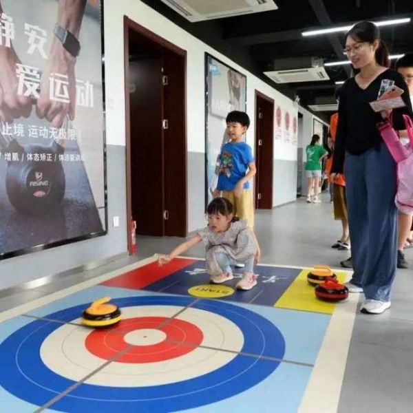 “親子運(yùn)動(dòng)會(huì)”“白領(lǐng)瑜伽課”……這個(gè)街道的健身活動(dòng)豐富多彩