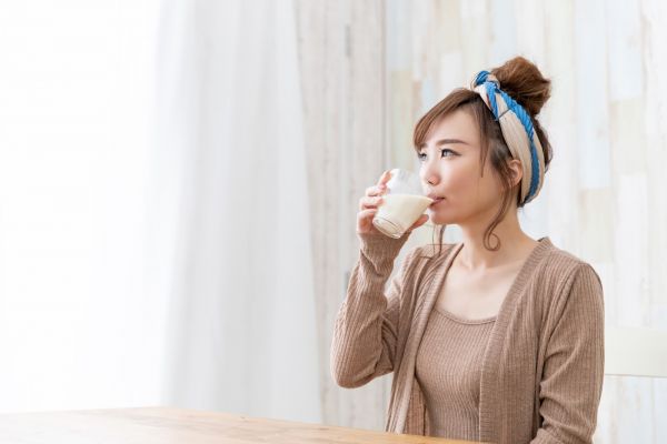 甘酒を飲む女性