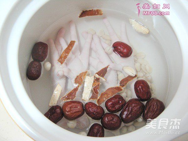花生红枣鸡爪汤的做法