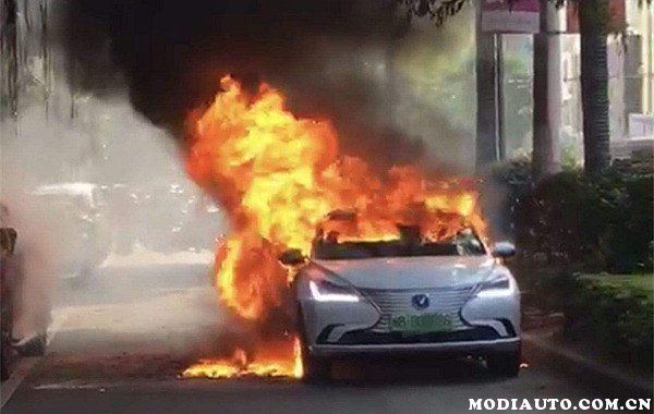 鋰電池爆炸前的預兆，鋰電池爆炸幾率大嗎(電動車鋰電池在什么情況下會爆炸)