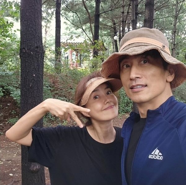 演员申爱罗公开了与丈夫车仁表散步时拍的自拍照,展示了新婚般的日常生活。