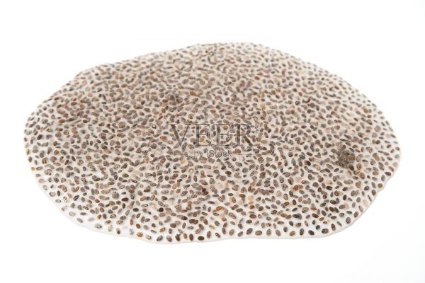 奇亚籽浸泡在白色背景上的水后膨胀。含有omega-3，蛋白质，纤维和维生素。照片摄影图片