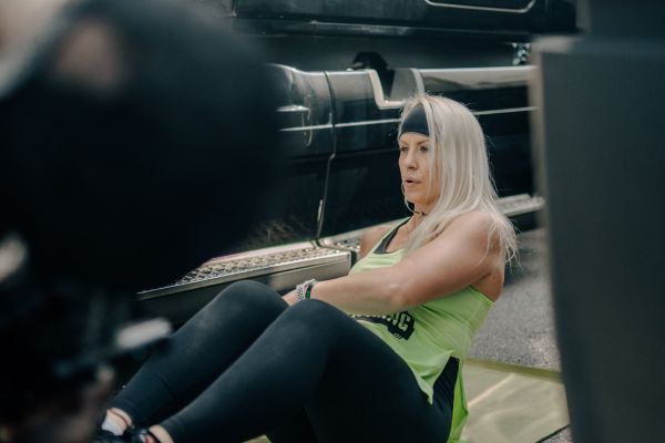 mujer haciendo plan fitt