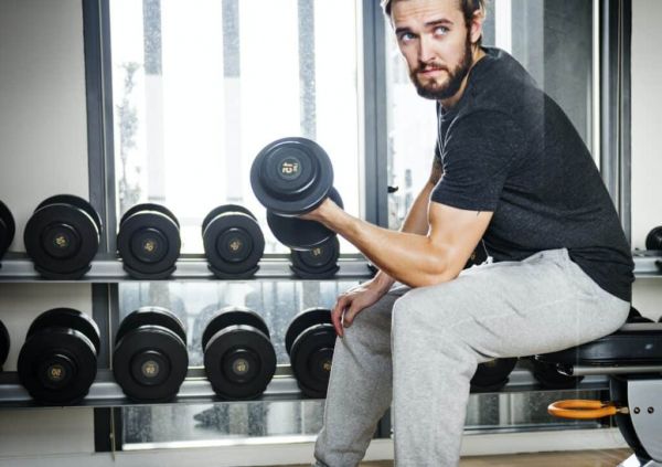 hombre haciendo plan fitt