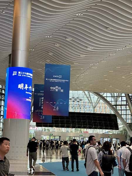 [科技浪潮下的情感觉醒与未来探索