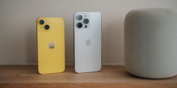 黄色 iPhone 14（配 Pro Max 银色）